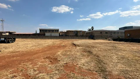 Trident Steel, 42 Woldebeest Avenue, Roodekop has a 3000m² Yard Available To let (2)